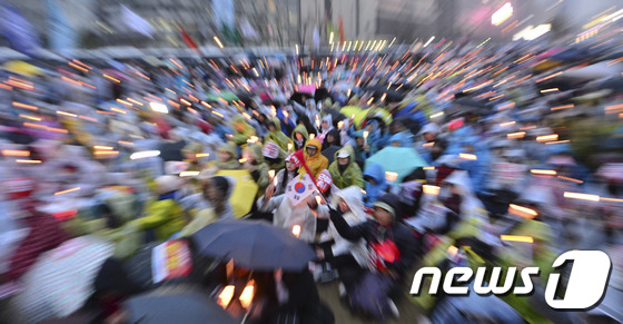 (서울=뉴스1) 신웅수 기자 = 3·1절인 1일 오후 서울 광화문광장 일대에서 열린 18차 범국민행동의 날 집회에서 참가자들이 박근혜 대통령 탄핵하라는 구호를 외치고 있다. 201 …