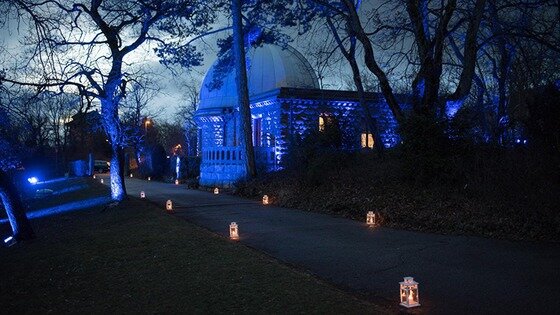 본문 이미지 - <사진 = 시계 브랜드 론진을 상징하는 블루 조명으로 장식된 뉴샤텔 천문대> ⓒ News1