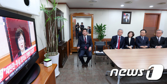자유한국당, 朴 대통령 탄핵심판 선고 중계방송 시청