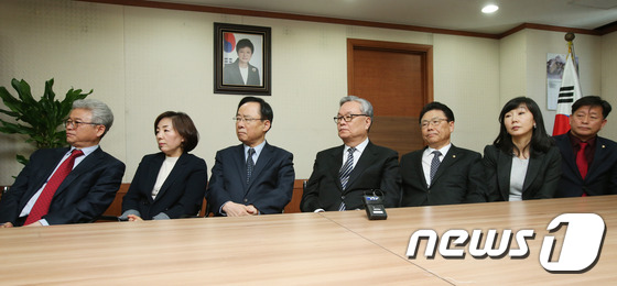 \'박근혜 대통령 탄핵심판 선고\' 지켜보는 자유한국당