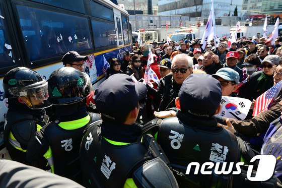 [탄핵인용]경찰과 충돌하는 태극기 집회 참가자들