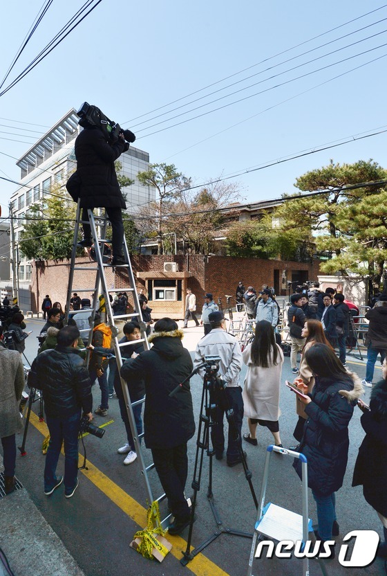 [탄핵인용] 북새통 이룬 朴 전 대통령 사저 앞
