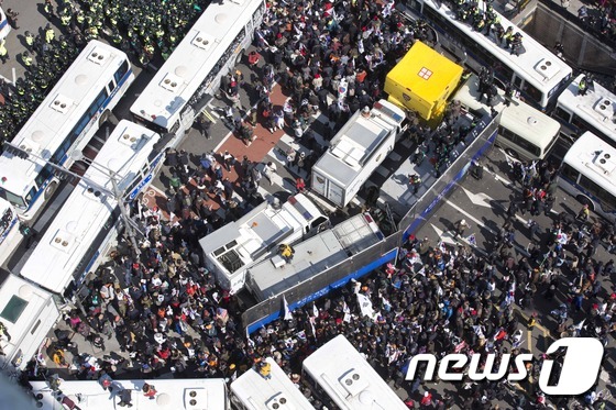 [탄핵인용] 박근혜 탄핵 반대 집회 참가자들 헌재 진입 시도