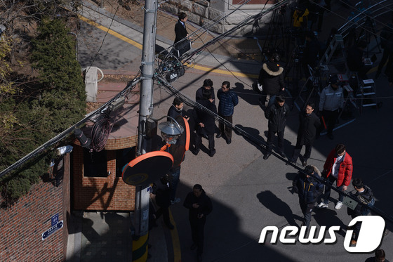 [탄핵인용] 경찰과 취재진 몰린 박 대통령 자택 앞