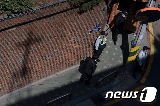 [탄핵인용] 그림자 드리워진 박 전 대통령 자택 앞