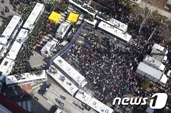 본문 이미지 - 2017년 3월 10일 오전 서울 안국동 안국역 5번 출구 앞에서 대통령탄핵기각을위한국민총궐기운동본부(탄기국) 회원들이 박근혜 대통령의 탄핵 인용이 결정되자 헌재로 가기위해 차벽으로 돌진하고 있다. 2017.3.10/뉴스1 ⓒ News1 사진공동취재단