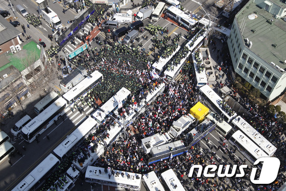 [탄핵인용] 차벽 넘은 박 전 대통령 탄핵 반대 참가자들