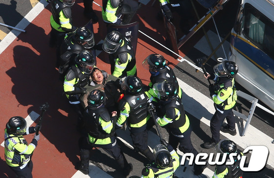 [탄핵인용] 경찰버스에 올라타 연행되는 탄핵 반대 집회 참가자