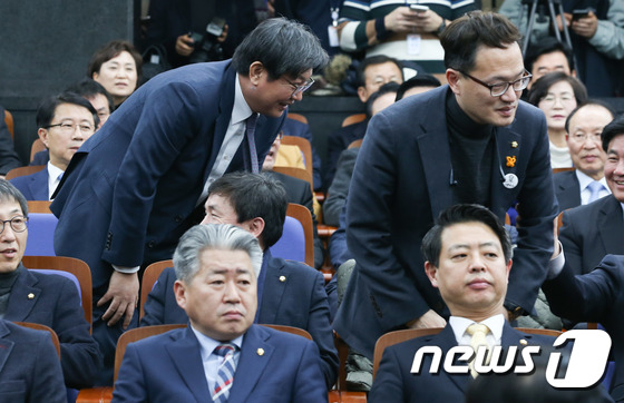 [탄핵인용] 의원들 격려 받는 이춘석-박주민