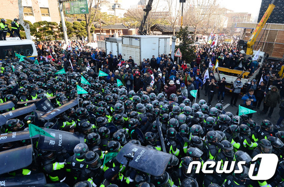 [탄핵인용] 대치하는 시위대와 경찰
