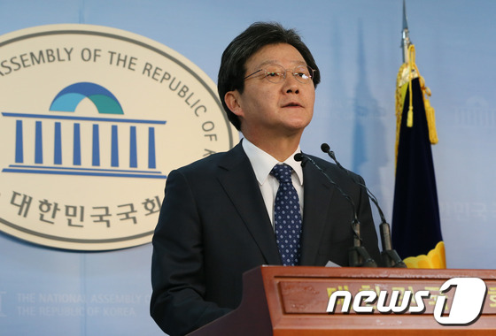 [탄핵인용]\'朴 탄핵인용\' 관련 기자회견하는 유승민 의원
