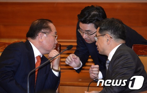 [탄핵인용] 이야기 나누는 박 전 대통령 변호인단