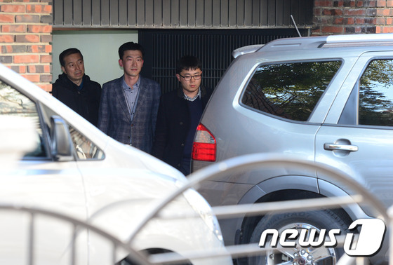 [탄핵인용]청와대 경호팀, 박근혜 전 대통령 삼성동 자택 도착