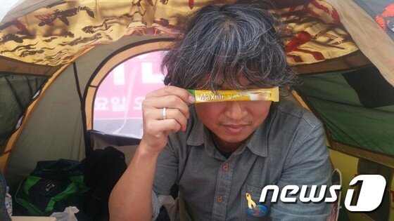 본문 이미지 - 지난해 11월13일 광화문 캠핑촌에서 만난 노순택 작가. 사진을 주요 매체로 작업하는 작가지만, 자신의 사진이 찍히는 것을 극구 반대했다. ⓒ News1