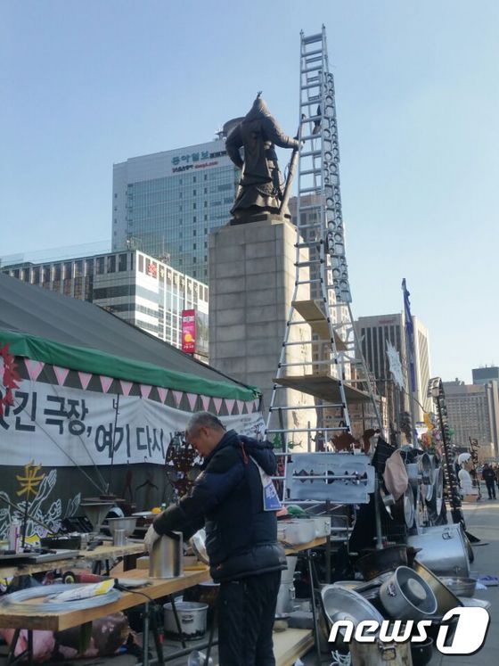 헌재의 탄핵 심판을 하루 앞둔 9일 광화문 광장에서 조형물을 만들고 있는 광장 예술가들. © News1