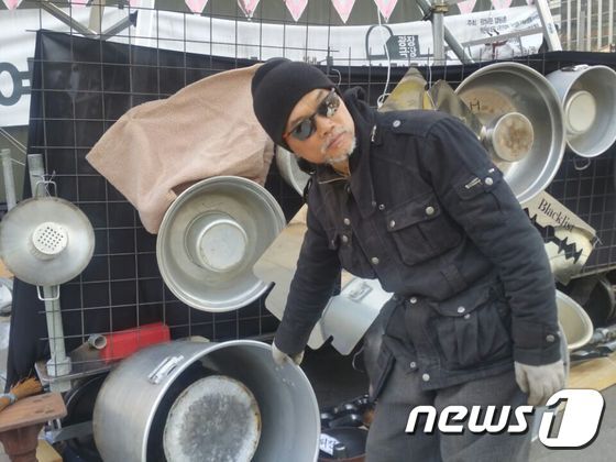 본문 이미지 - 헌재의 탄핵 심판을 하루 앞둔 9일 광화문 광장에서 대형 설치작업을 펼치고 있는 최병수 작가. ⓒ News1