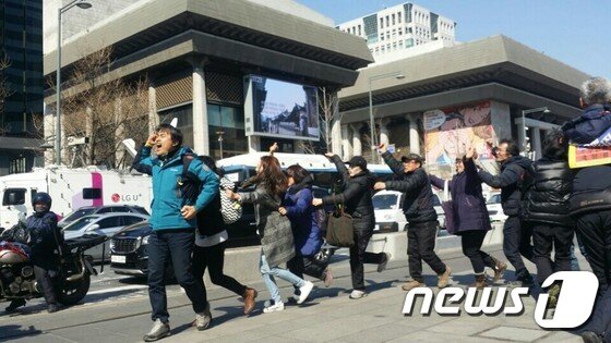 본문 이미지 - 헌재의 대통령 탄핵 결정에 환호하는 블랙텐트 관계자들. ⓒ News1