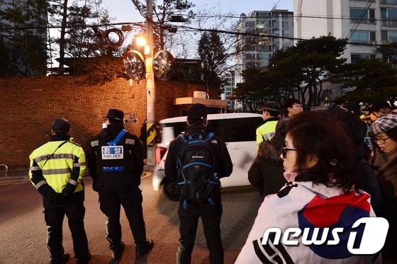 [탄핵인용] 朴 전 대통령 사저 앞에 모여든 지지자들