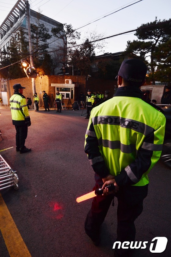 [탄핵인용] 朴 전 대통령 사저 앞 지키는 경찰