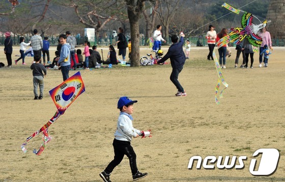 (경주=뉴스1) 이종현 기자 = 전형적인 봄날씨를 보인 12일 오후 경북 경주 동부사적지를 찾은 어린이들이 연을 날리며 즐거운 시간을 보내고 있다.2017.3.12/뉴스1
