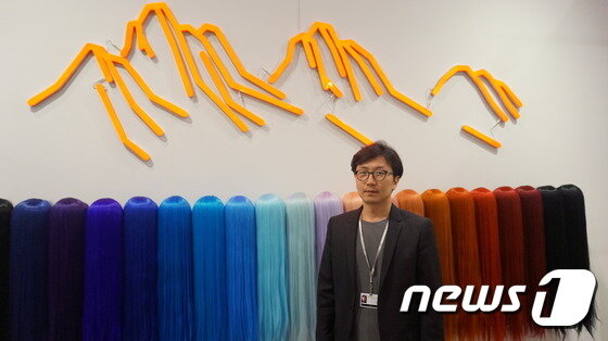 본문 이미지 - 2016 아트바젤 홍콩에서 313아트프로젝트와 함께 작품을 선보였던 이완 작가. ⓒ News1