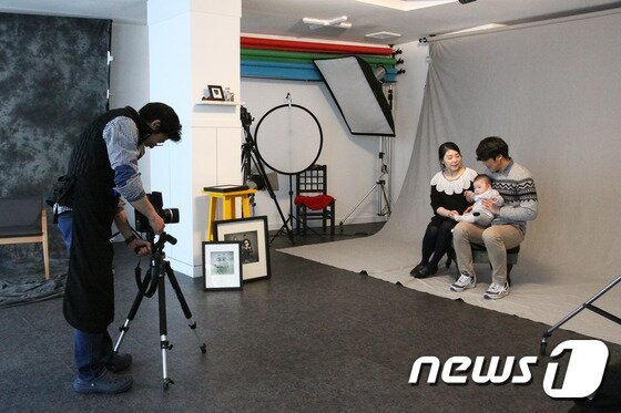 본문 이미지 - 달팽이사진관에서 가족사진을 찍고있는 박매란씨가족.ⓒ News1