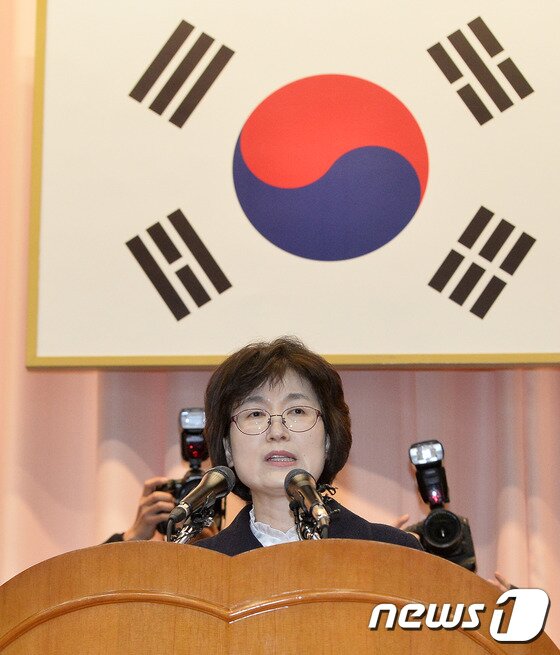 본문 이미지 - 박근혜 전 대통령 탄핵심판의 중반부터 재판장을 맡아 선고까지 이끈 이정미 헌법재판소장 권한대행이 3월13일 오전 서울 종로구 헌법재판소 대강당에서 열린 퇴임식에서 퇴임사를 하고 있다. 2017.3.13/뉴스1 ⓒ News1 이재명 기자