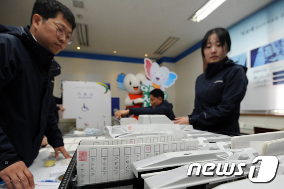 광주시선관위 직원들 투표지분류기 점검