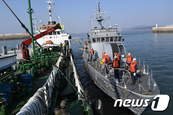 (인천=뉴스1) 주영민 기자 = 해군 인천해역방어사령부는 13일 인천 군항부두 및 인근해역에서 동원선박 실제훈련을 실시했다. 동원선박 실제훈련은 유사시 민간 선박을 동원해 필요한 …