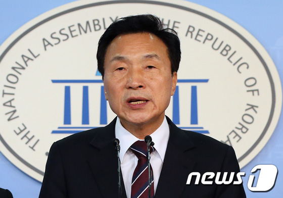 (서울=뉴스1) 송원영 기자 = 국민의당 대선주자인 손학규 전 민주당 대표가 14일 서울 여의도 국회 정론관에서 '일자리 창출' 관련 공약을 발표하고 있다. 이날 손 전 대표는 일 …