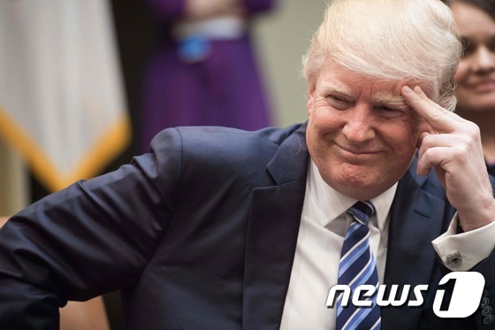 (워싱턴 AFP=뉴스1) 우동명 기자 = 도널드 트럼프 미국 대통령이 13일 (현지시간)  워싱턴 백악관에서 헬스 케어 관련 회의를 하고 있다.ⓒ AFP=뉴스1