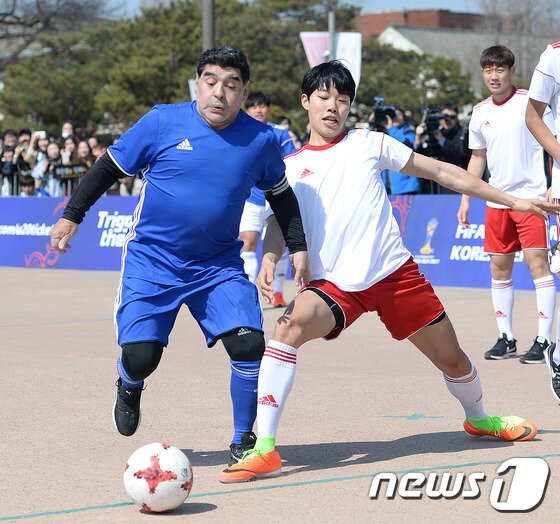 본문 이미지 - 마라도나와 배우 류준열이 14일 오후 경기도 수원시 화성행궁 앞 광장에서 열린 레전드 매치 5대5 미니 풋볼 경기에서 볼다툼을 하고 있다. 2017.3.14/뉴스1 ⓒ News1 오장환