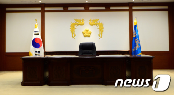 (세종=뉴스1) 장수영 기자 = 14일 세종시 어진동 대통령기록관에 내 설치된 청와대 대통령 집무실 모형공간 모습.대통령기록관은 박 전 대통령의 대통령기록물의 지정권한이 황교안 대 …