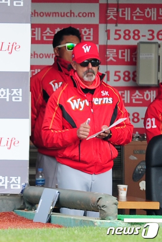 (부산=뉴스1) 여주연 기자 = 14일 오후 부산 사직야구장에서 열린 2017 타이어뱅크 KBO리그 시범경기 롯데자이언츠 대 SK와이번스 경기에서 SK와이번스 트레이 힐만 감독이 …