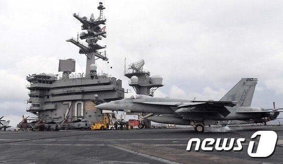 14일 한반도 동남쪽 공해상에 도착한 미국 제3함대 소속의 핵항공모함인 칼빈슨호 비행갑판에 F/A-18 전투기가 착륙하고 있다. 2017.3.14/뉴스1 © News1 사진공동취재단