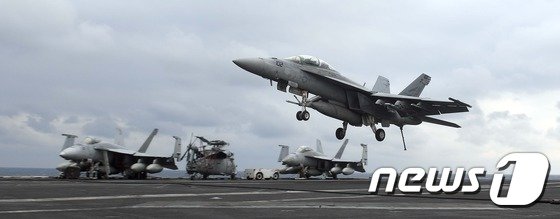 14일 한반도 동남쪽 공해상에 도착한 미국 제3함대 소속의 핵항공모함인 칼빈슨호 비행갑판에 F/A 18 전투기가 착륙하고 있다..2017.3.14/뉴스1 © News1 사진공동취재단