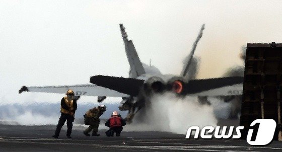 14일 한반도 동남쪽 공해상에 도착한 미국 제3함대 소속의 핵항공모함인 칼빈슨호 비행갑판에서 F/A-18 전투기가 이륙하고 있다. 2017.3.14/뉴스1 © News1 사진공동취재단