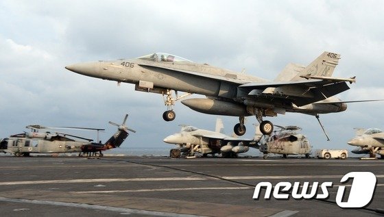 14일 한반도 동남쪽 공해상에 도착한 미국 제3함대 소속의 핵항공모함인 칼빈슨호 비행갑판에 F-18 호넷 전투기가 착륙하고 있다. 2017..3.14/뉴스1 © News1 사진공동취재단