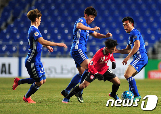 (울산=뉴스1) 이윤기 기자 = 14일 울산문수월드컵경기장에서 열린 2017 AFC챔피언스리그 E조 3차전 울산 현대와 무앙통 유나이티드(태국)의 경기 후반 울산 선수들이 밀집수비 …