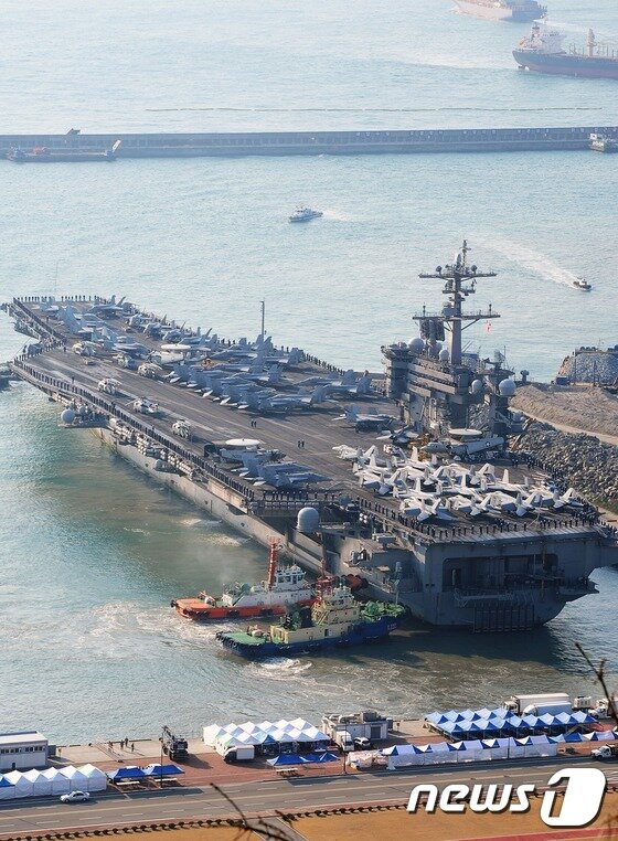 본문 이미지 - 미군 해군 핵추진 항공모함 칼빈슨호(CVN70)가 15일 오전 부산항에 입항하고 있다. 2017.3.15/뉴스1 ⓒ News1 여주연 기자