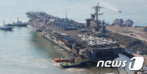 본문 이미지 - 미군 해군 핵추진 항공모함 칼빈슨호(CVN70)가 15일 오전 부산항에 입항하고 있다. 017.3.15/뉴스1 ⓒ News1 여주연 기자
