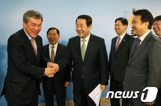 국민의당 의원들과 인사 나누는 박주선 국회부의장