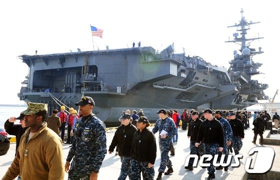 미군 해군 핵추진 항공모함 칼빈슨호(CVN70)가 15일 오전 부산항에 입항했다. 2017.3.15/뉴스1 © News1 여주연 기자