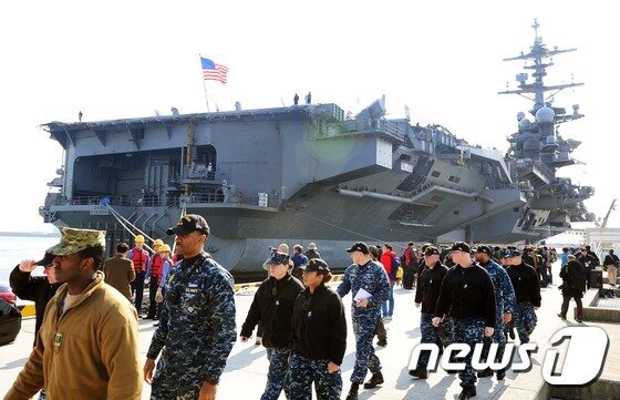 본문 이미지 - 미군 해군 핵추진 항공모함 칼빈슨호(CVN70)가 15일 오전 부산항에 입항했다. 2017.3.15/뉴스1 ⓒ News1 여주연 기자