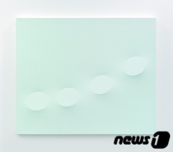 본문 이미지 - Turi Simeti_Quattro ovali color cielo_2014_Acrylic on shaped canvas_100x120㎝ (리안갤러리 제공) ⓒ News1