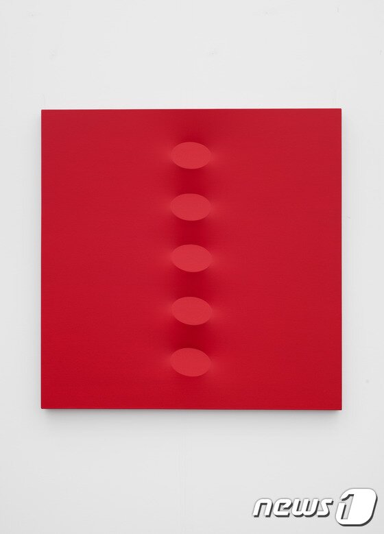 본문 이미지 - Turi Simeti_Cinque ovali rosso arancio_2015_Acrylic on shaped canvas_120x120㎝ (리안갤러리 제공) ⓒ News1