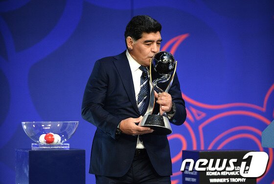 본문 이미지 - 디에고 마라도나가 15일 오후 경기도 수원시 장안구 수원SK아트리움에서 열린 FIFA(국제축구연맹) U-20 월드컵 코리아 2017 조추첨식에 참석해 트로피에 입을 맞추고 있다. 2017.3.15/뉴스1 ⓒ News1 오장환 기자
