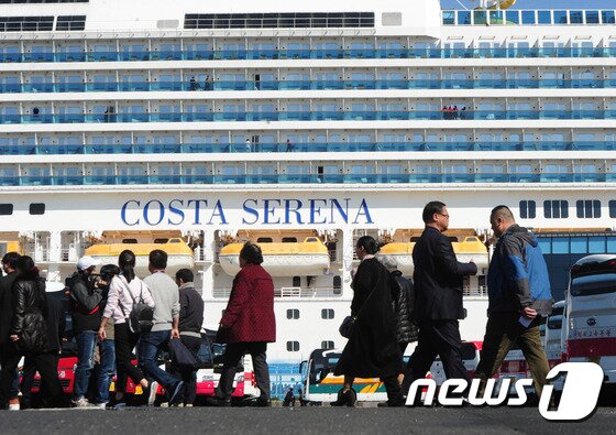 본문 이미지 - 2017년 중국발 마지막 크루즈선인 코스타 세레나호를 타고 온 중국 관광객들이 제주시 제주 국제크루즈터미널에서 제주관광을 위해 나서고 있다. 2017.3.15/뉴스1 ⓒ News1 DB