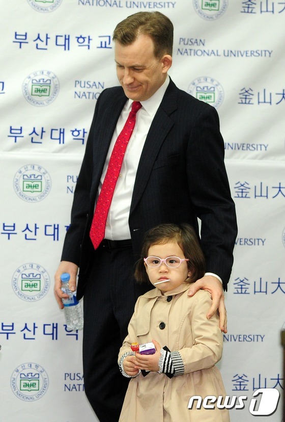 (부산=뉴스1) 여주연 기자 = 로버트 켈리 부산대학교 교수와 딸(매리언)이 15일 오후 부산대학교에서 BBC 방송사고 관련 기자회견을 하기 위해 이동을 하고 있다. 로버트 켈리 …
