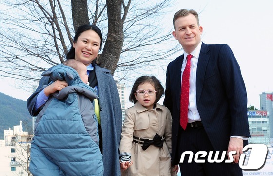 (부산=뉴스1) 여주연 기자 = 로버트 켈리 부산대학교 교수 가족이 15일 오후 부산대학교에서 BBC 방송사고 관련 기자회견 후 기념촬영을 하고 있다. 로버트 켈리 교수가 박근혜 …